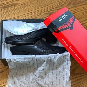 Women’s Rialto Black Dress Clogs Size 9